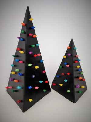 2016   Le piramidi delle gemme   legno e plastica   cm 20x17x33,5 e 16,5x14,5x23