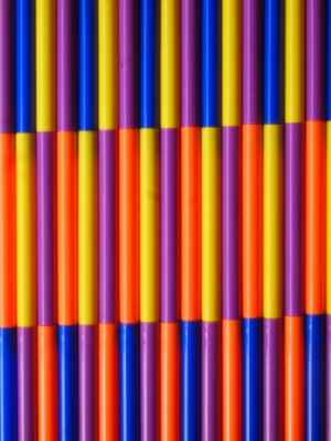 2016   Tubi viola, blu, giallo e arancio   plastica colorata   dimensioni variabili
