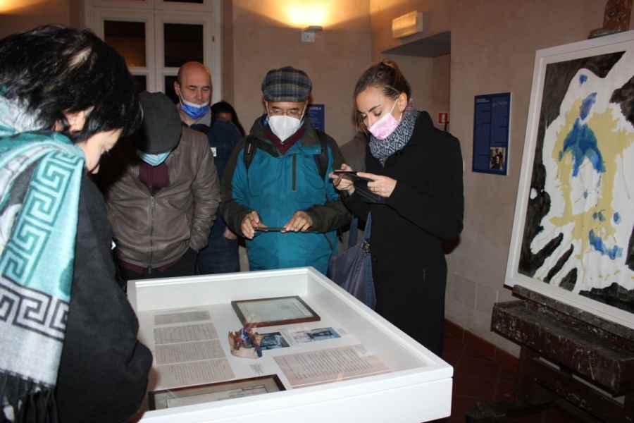Beatrice Rolla nipote di Simondo durante la visita alla mostra accanto a documenti e a un